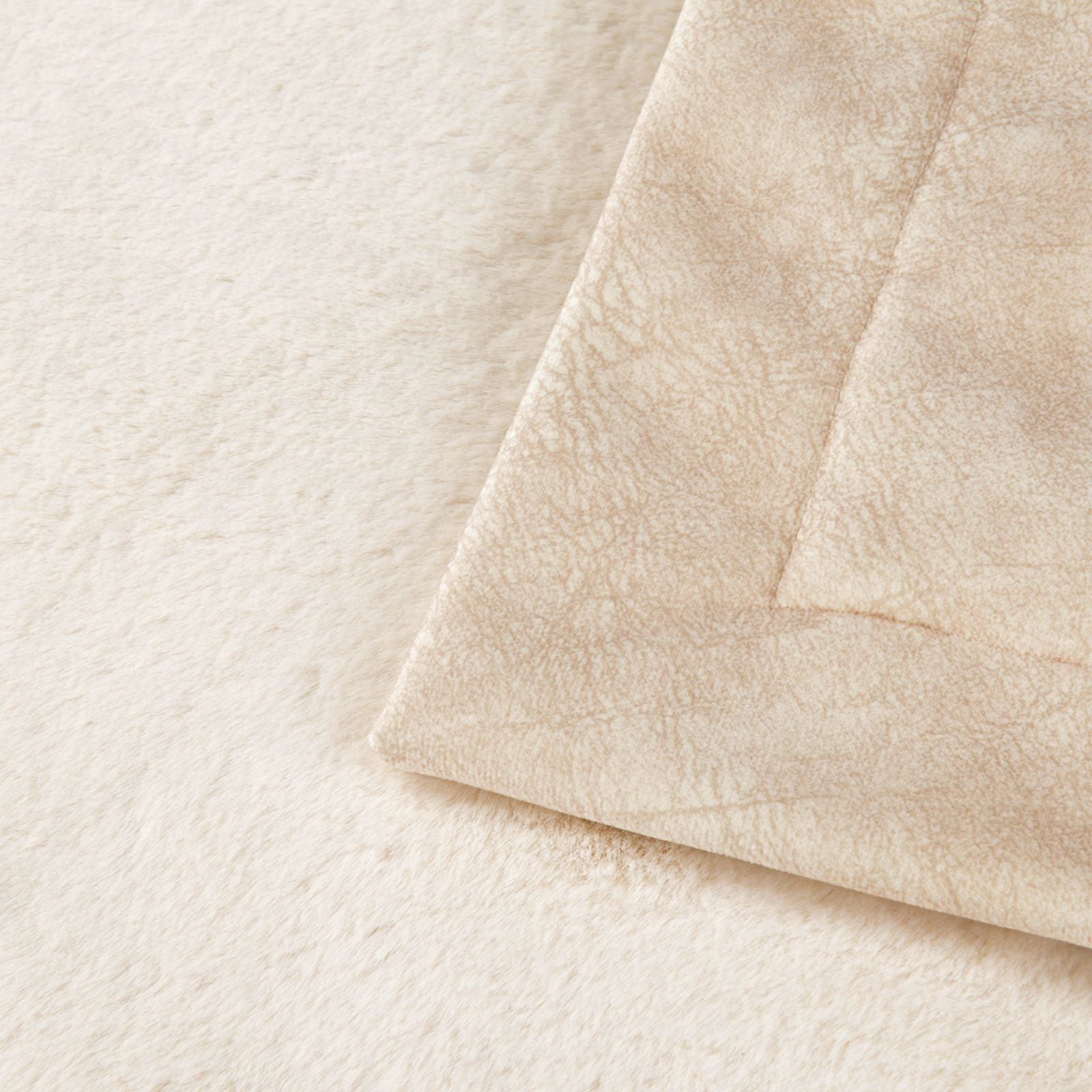 Detailansicht der zwei Seiten der cremeweißen Hundedecke Hyggeplaid mit flauschigem Winter-Webpelz und glatterer Sommerseite