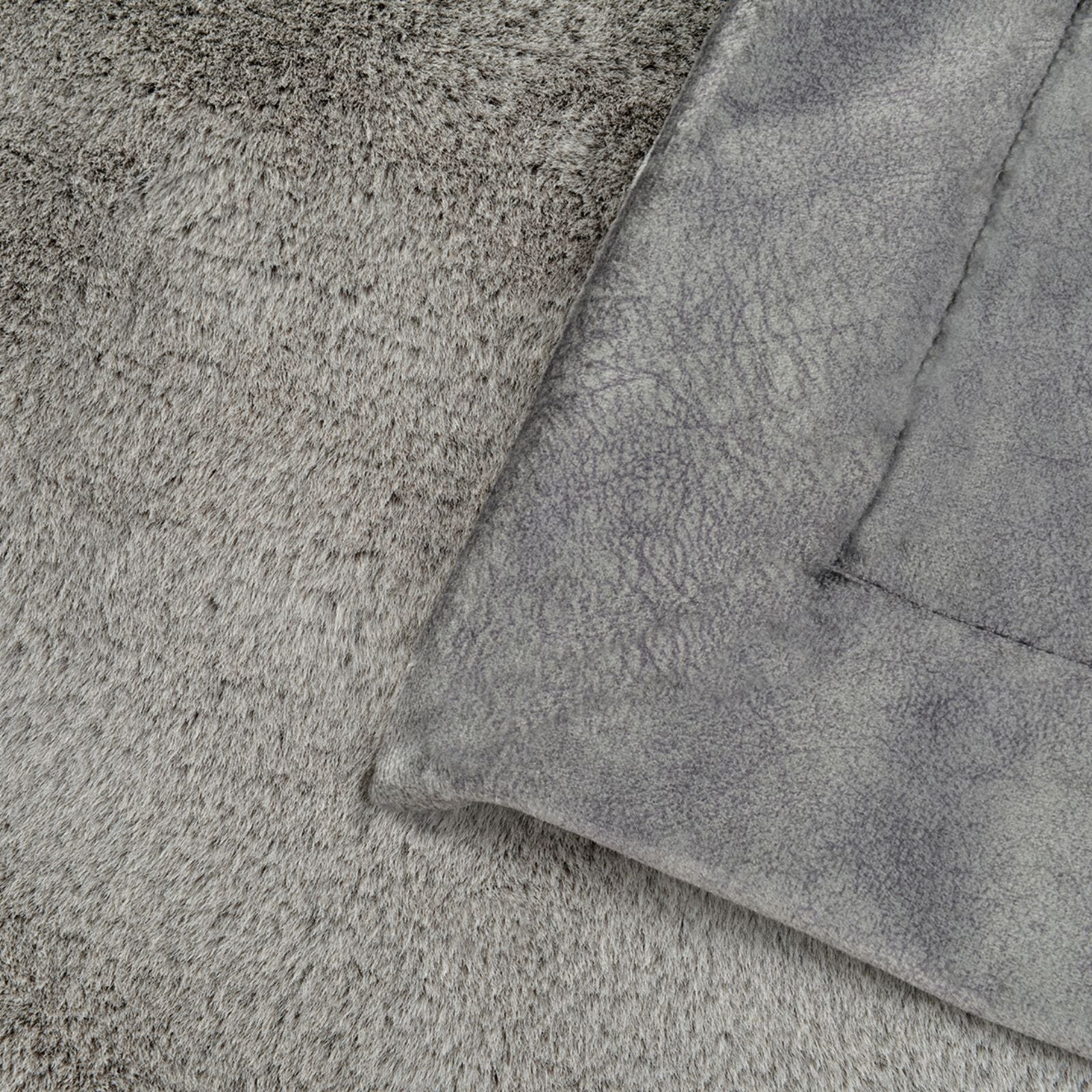 Detailaufnahme der zwei Seiten der grauen Hundedecke Hyggeplaid mit flauschigem Winter-Webpelz und glatterer Sommerseite