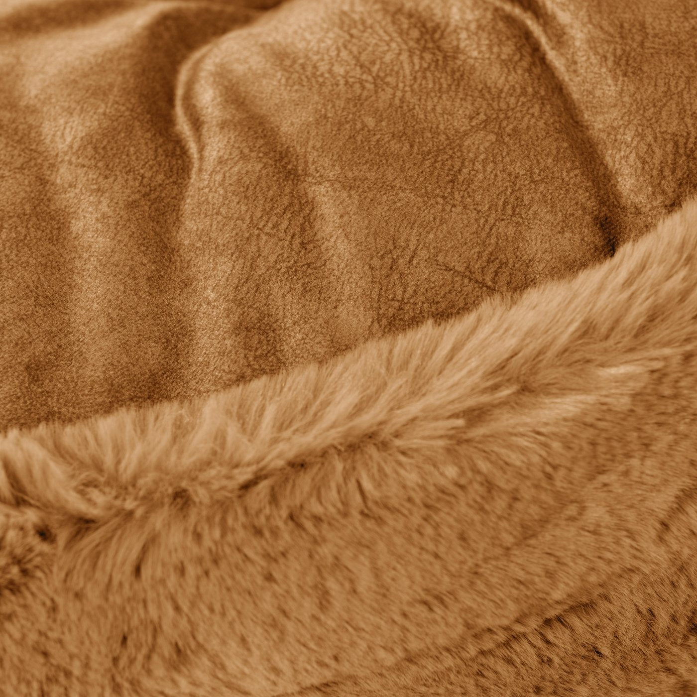 Detailaufnahme des braunen Hyggebed Wendebezugs Maroon mit kuscheliger Winterseite und glatter Sommerseite