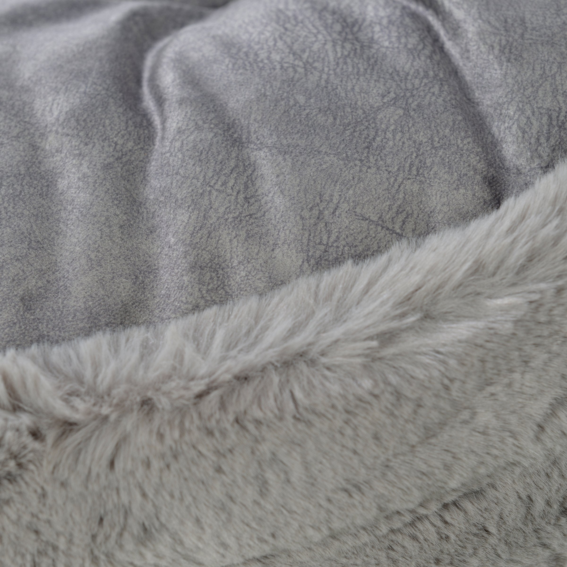 Detailansicht des Hyggebed Wendebezugs Stone Grau mit der strukturierten Sommerseite und dem flauschigen Winter-Kuschelstoff