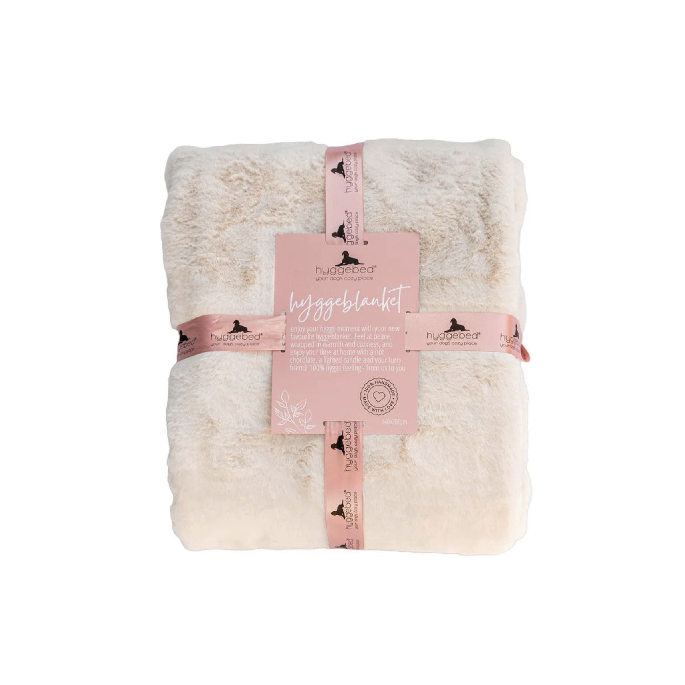 Freigestellte, verpackte Kuscheldecke Hyggeblanket in Ivory Weiß mit rosa Schleife und Marken-Etikett