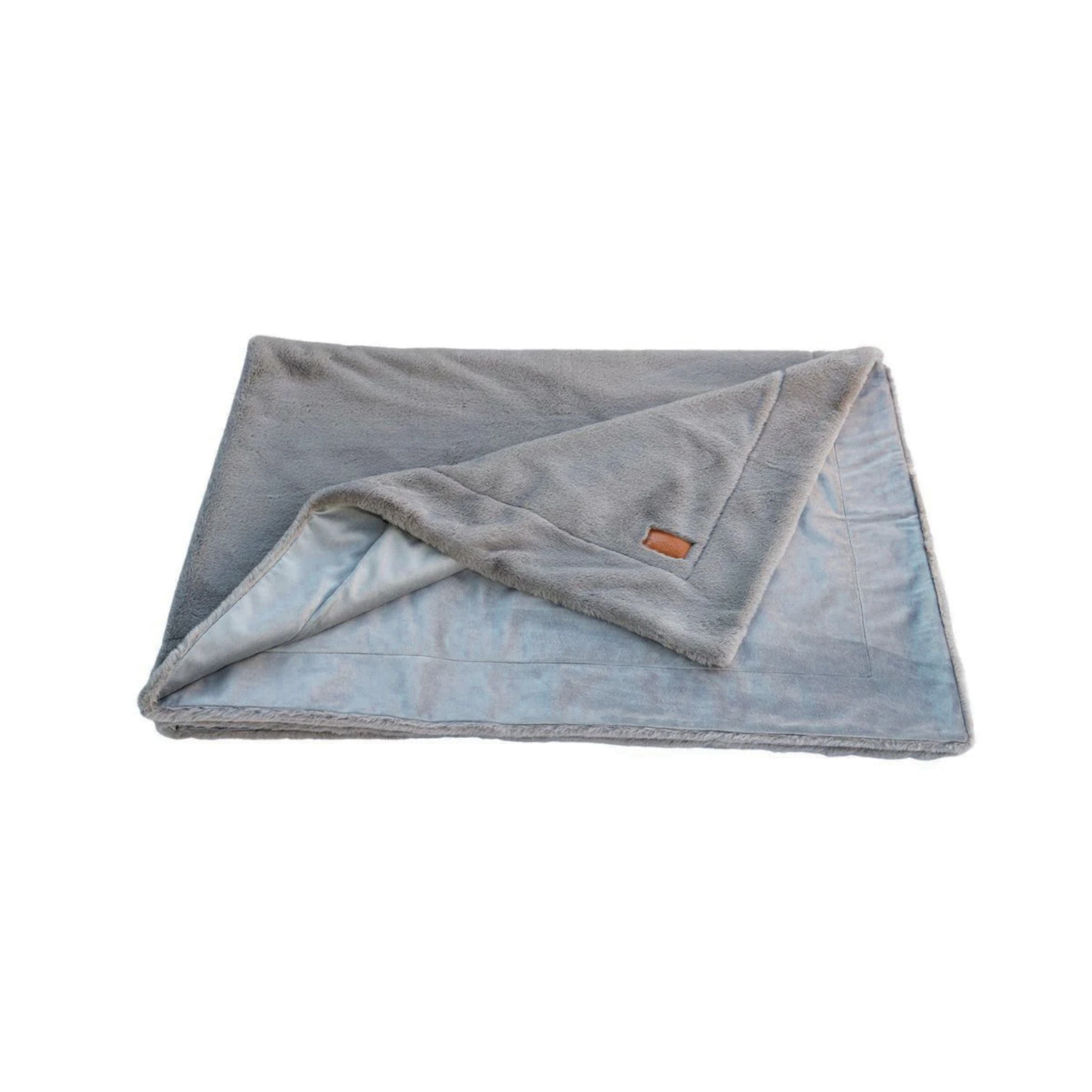 Zusammengelegte graue Hyggeblanket Kuscheldecke Stone mit sichtbarer Ober- und Unterseite