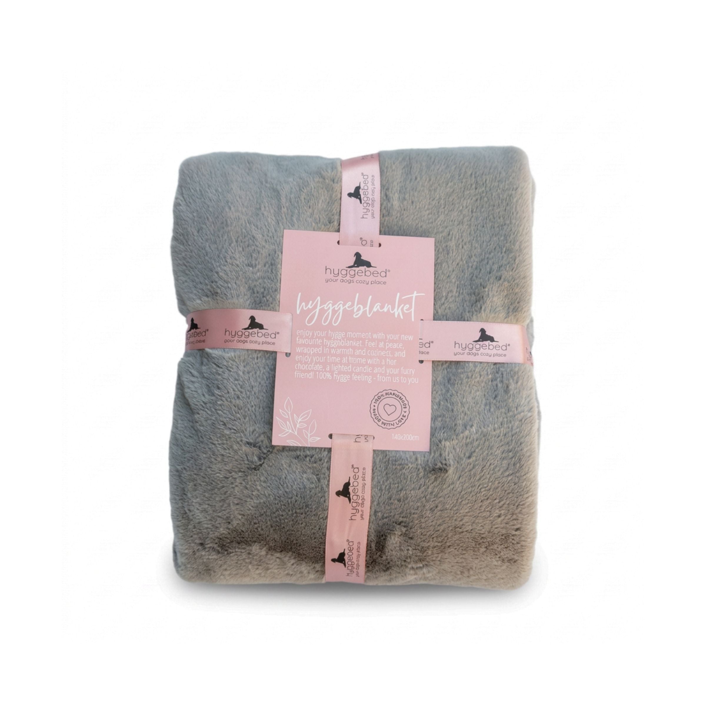 Freigestellte, verpackte Kuscheldecke Hyggeblanket in Stone Grau mit rosa Schleife und Marken-Etikett