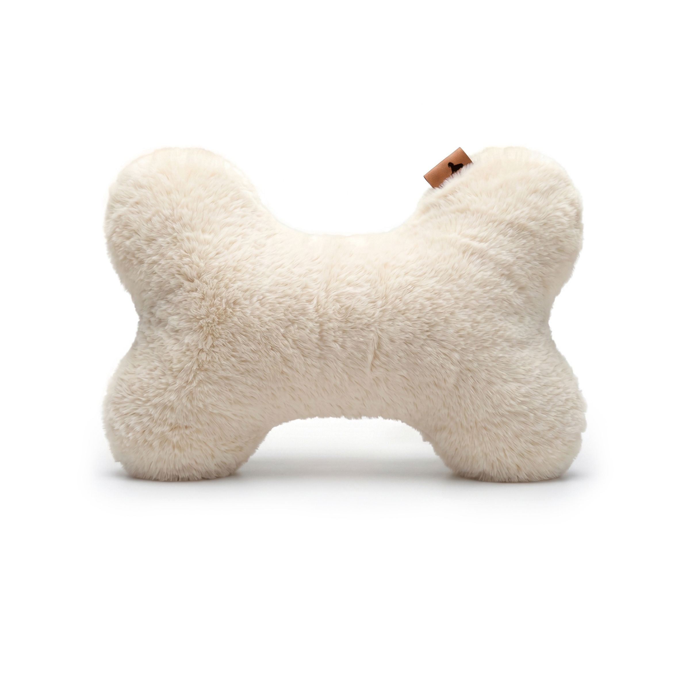 Freigestelltes flauschiges Hundekissen Hyggebone in Knochenform aus cremeweißem Premium-Kuschelstoff in Ivory