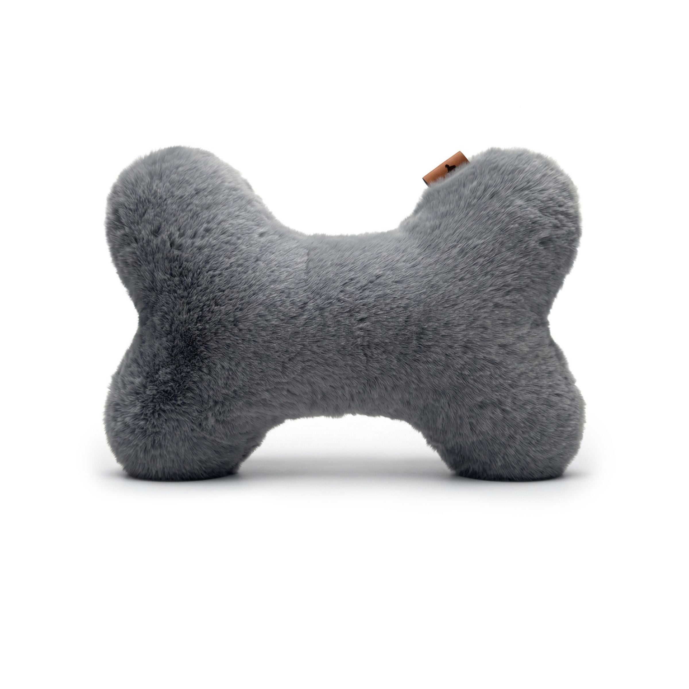 Freigestelltes flauschiges Hundekissen Hyggebone in Knochenform aus grauem Premium-Kuschelstoff in Stone